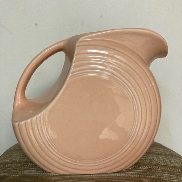 Rare medium size Homer Laughlin Fiestaware disc pitcher in retired apricot color - Picture 2 of 4